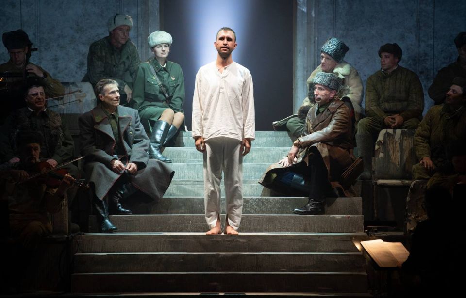 «Здесь, на войне, не бывает репетиций, когда можно сыграть сперва для пробы — не так, а потом так, как надо. Здесь, на войне, нет черновиков, которые можно изорвать и переписать набело. Здесь все пишут кровью, все, от начала... «Здесь, на войне, не бывает репетиций, когда можно сыграть сперва для пробы — не так, а потом так, как надо. Здесь, на войне, нет черновиков, которые можно изорвать и переписать набело. Здесь все пишут кровью, все, от начала...