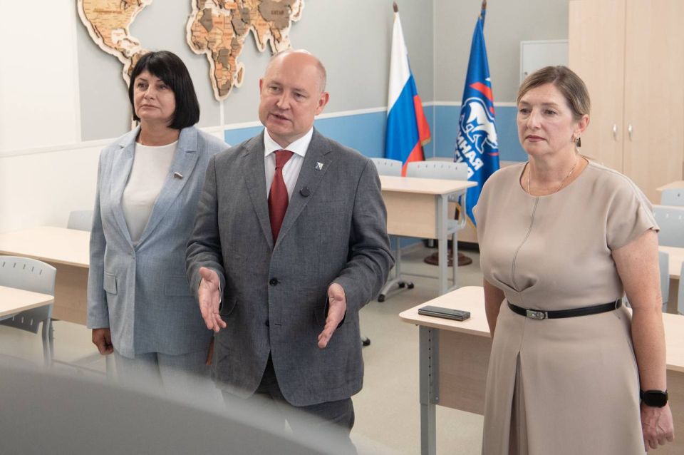 Михаил Развожаев: Сегодня в режиме ВКС участвовал в совещании, которое проводили секретарь Генсовета партии «Единая Россия» Владимир Владимирович Якушев и министр просвещения Сергей Сергеевич Кравцов Михаил Развожаев: Сегодня в режиме ВКС участвовал в совещании, которое проводили секретарь Генсовета партии «Единая Россия» Владимир Владимирович Якушев и министр просвещения Сергей Сергеевич Кравцов