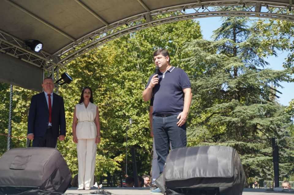 Анушаван Агаджанян: Посетил выставку-ярмарку «Администрация для предпринимателей и жителей города» в Симферополе Анушаван Агаджанян: Посетил выставку-ярмарку «Администрация для предпринимателей и жителей города» в Симферополе