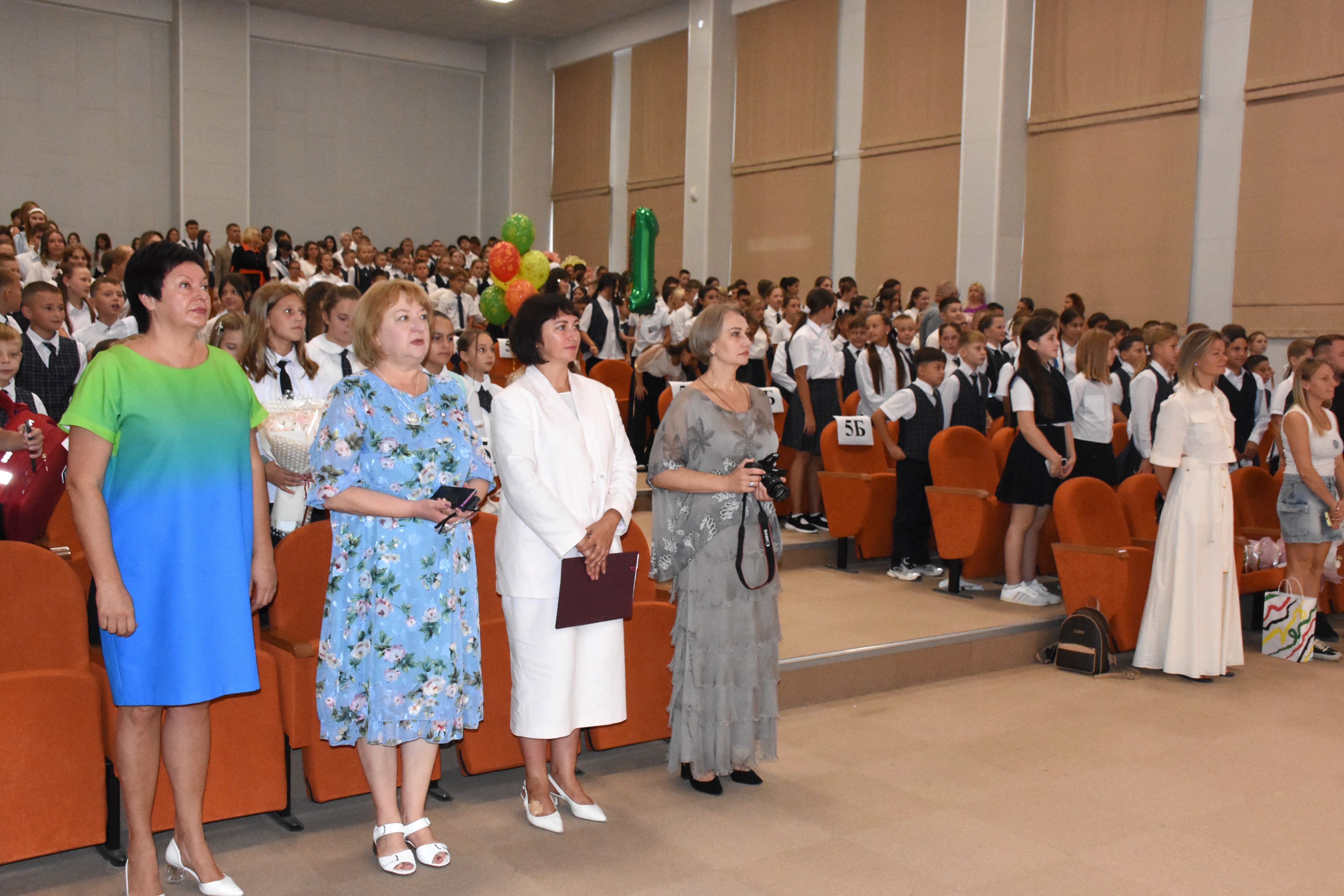 Лариса Кулинич поздравила школьников с началом нового учебного года Лариса Кулинич поздравила школьников с началом нового учебного года