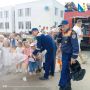 В День знаний сотрудники пожарно-спасательной части «Орловка» провели урок безопасности для малышей детского сада №103 в Каче