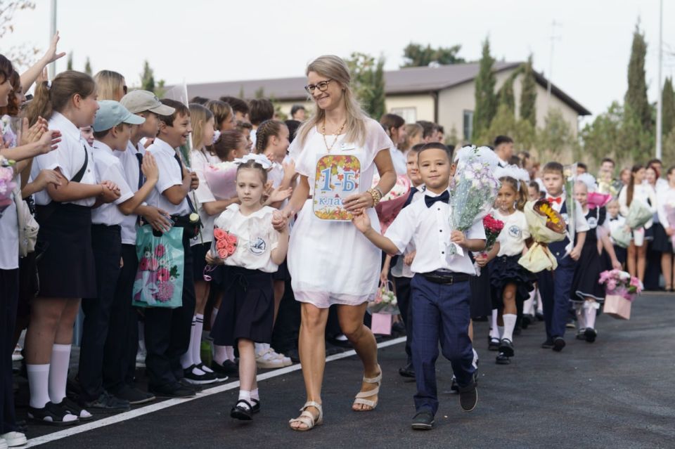 Михаил Развожаев: Сегодня утром поздравил учащихся школы № 9 имени Героя Советского Союза Зои Ивановны Парфеновой с Днём знаний Михаил Развожаев: Сегодня утром поздравил учащихся школы № 9 имени Героя Советского Союза Зои Ивановны Парфеновой с Днём знаний