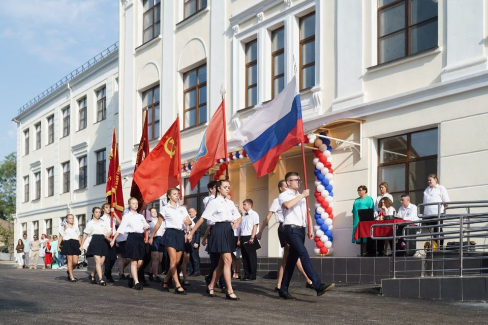 Михаил Развожаев: Сегодня утром поздравил учащихся школы № 9 имени Героя Советского Союза Зои Ивановны Парфеновой с Днём знаний Михаил Развожаев: Сегодня утром поздравил учащихся школы № 9 имени Героя Советского Союза Зои Ивановны Парфеновой с Днём знаний