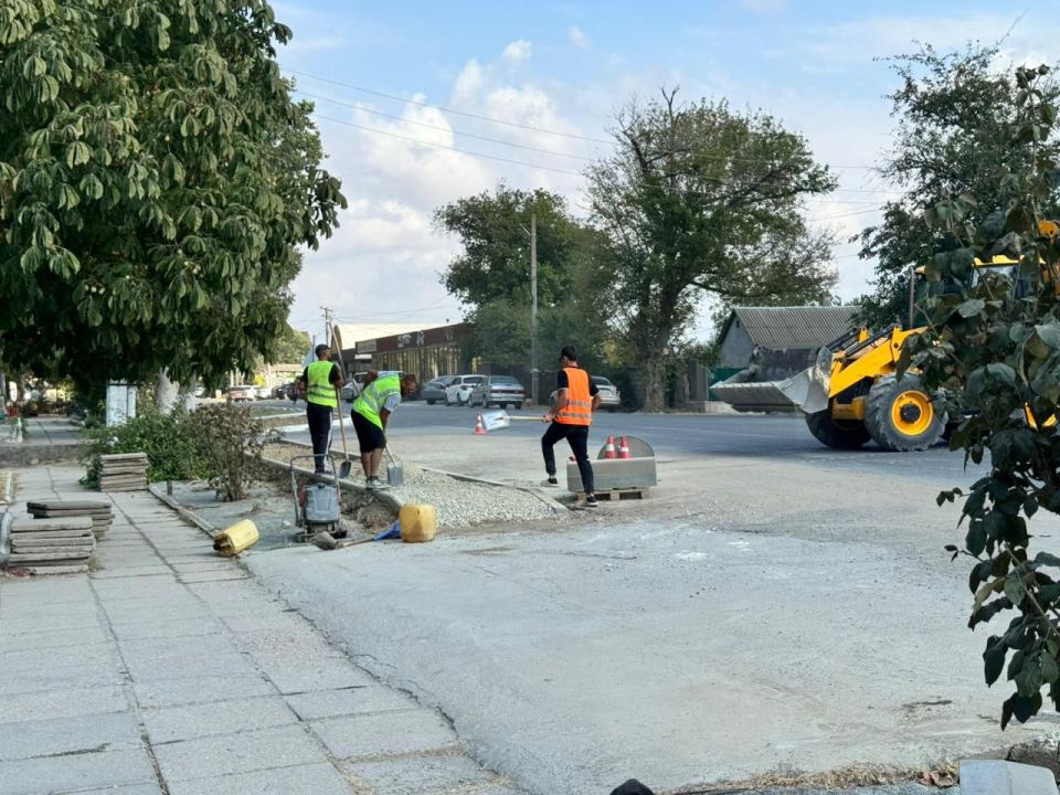 Первый заместитель главы администрации района Энвер Аблаев провел контроль за выполнением работ по ремонту тротуара в селе Вилино — работы ведутся в срок, улучшая комфорт для жителей! Первый заместитель главы администрации района Энвер Аблаев провел контроль за выполнением работ по ремонту тротуара в селе Вилино — работы ведутся в срок, улучшая комфорт для жителей!