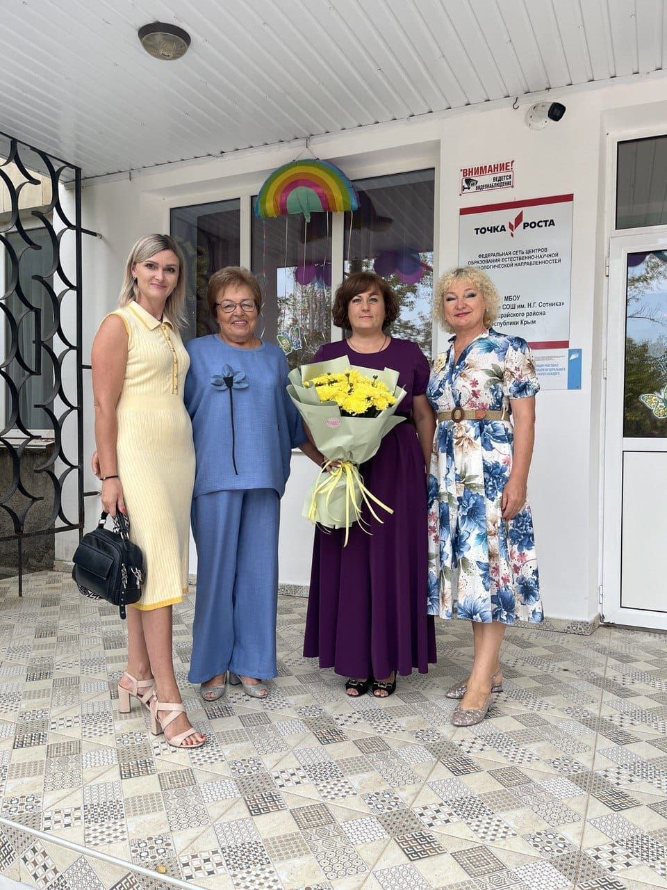 Сегодня заместители главы администрации и сотрудники посетили утренники "Первый звонок" Сегодня заместители главы администрации и сотрудники посетили утренники "Первый звонок"
