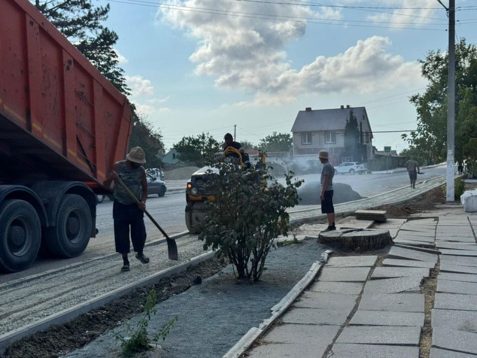 Первый заместитель главы администрации района Энвер Аблаев провел контроль за выполнением работ по ремонту тротуара в селе Вилино — работы ведутся в срок, улучшая комфорт для жителей! Первый заместитель главы администрации района Энвер Аблаев провел контроль за выполнением работ по ремонту тротуара в селе Вилино — работы ведутся в срок, улучшая комфорт для жителей!