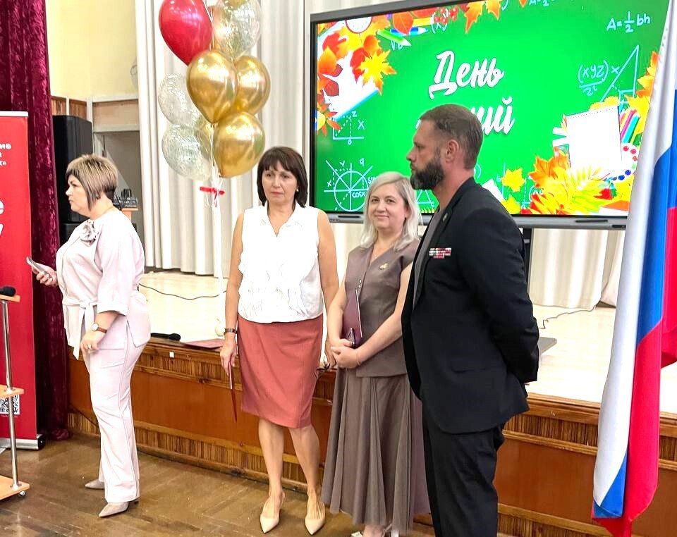 Дмитрий Шеряко и Ирина Загородняя поздравили первоклассников и будущих выпускников с Днем знаний Дмитрий Шеряко и Ирина Загородняя поздравили первоклассников и будущих выпускников с Днем знаний