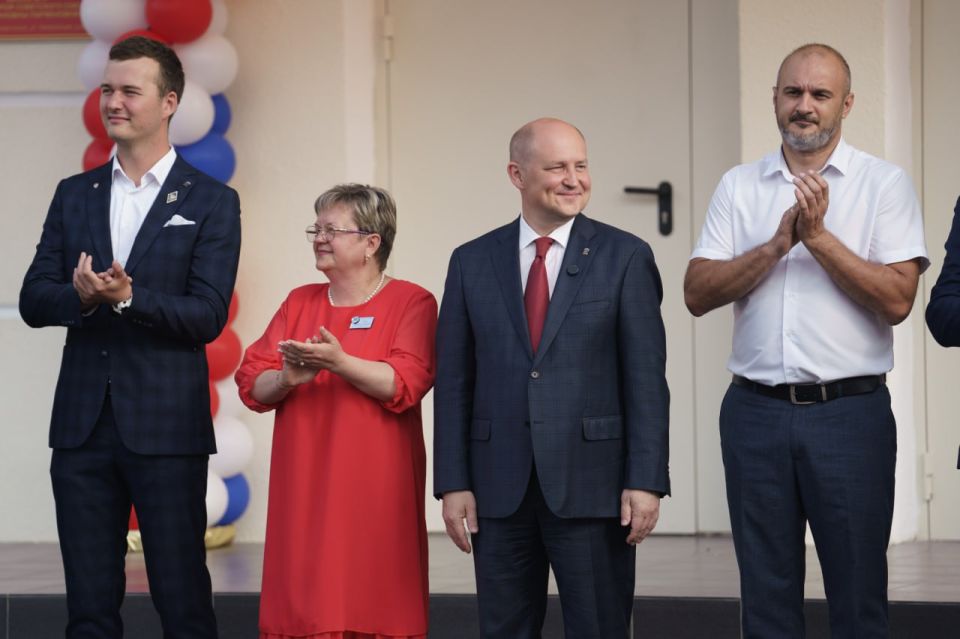 Михаил Развожаев: Сегодня утром поздравил учащихся школы № 9 имени Героя Советского Союза Зои Ивановны Парфеновой с Днём знаний Михаил Развожаев: Сегодня утром поздравил учащихся школы № 9 имени Героя Советского Союза Зои Ивановны Парфеновой с Днём знаний