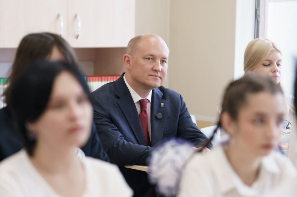 Михаил Развожаев: Сегодня утром поздравил учащихся школы № 9 имени Героя Советского Союза Зои Ивановны Парфеновой с Днём знаний Михаил Развожаев: Сегодня утром поздравил учащихся школы № 9 имени Героя Советского Союза Зои Ивановны Парфеновой с Днём знаний