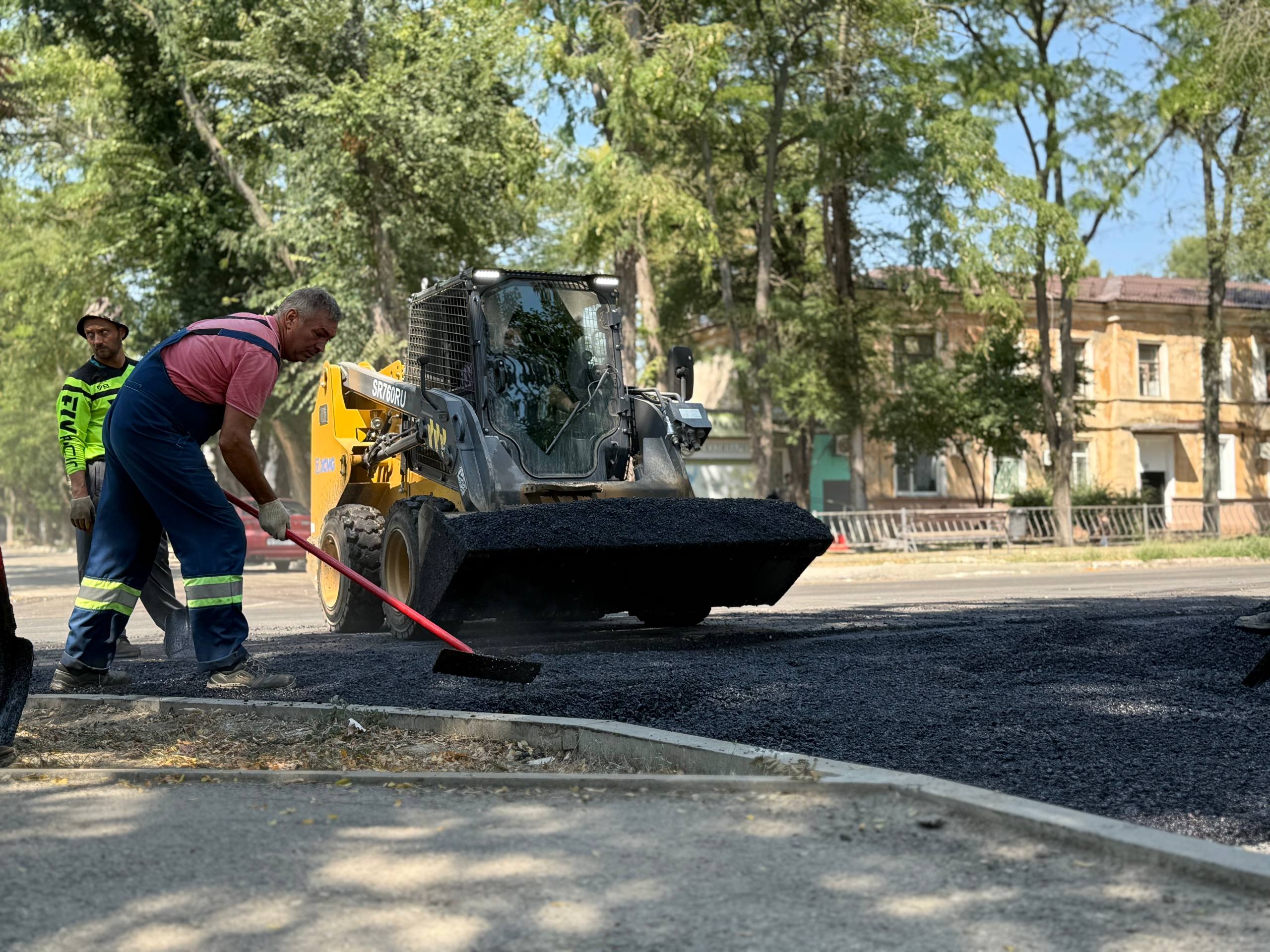 Продолжается ремонт улично-дорожной сети города. Продолжается ремонт улично-дорожной сети города.