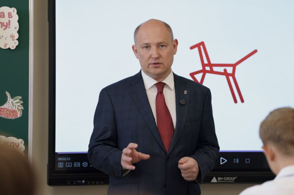 Михаил Развожаев: Сегодня утром поздравил учащихся школы № 9 имени Героя Советского Союза Зои Ивановны Парфеновой с Днём знаний Михаил Развожаев: Сегодня утром поздравил учащихся школы № 9 имени Героя Советского Союза Зои Ивановны Парфеновой с Днём знаний