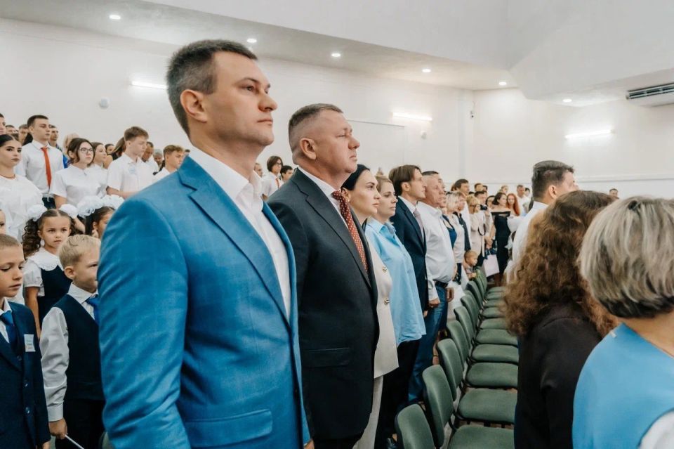 Дмитрий Шеряко и Ирина Загородняя поздравили первоклассников и будущих выпускников с Днем знаний Дмитрий Шеряко и Ирина Загородняя поздравили первоклассников и будущих выпускников с Днем знаний