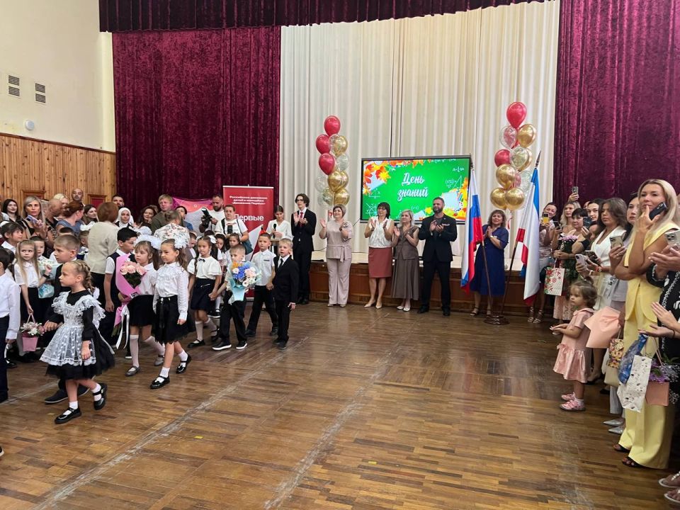 Дмитрий Шеряко и Ирина Загородняя поздравили первоклассников и будущих выпускников с Днем знаний Дмитрий Шеряко и Ирина Загородняя поздравили первоклассников и будущих выпускников с Днем знаний