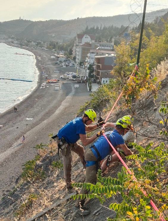 В Алуште спасли женщину, застрявшую на склоне В Алуште спасли женщину, застрявшую на склоне