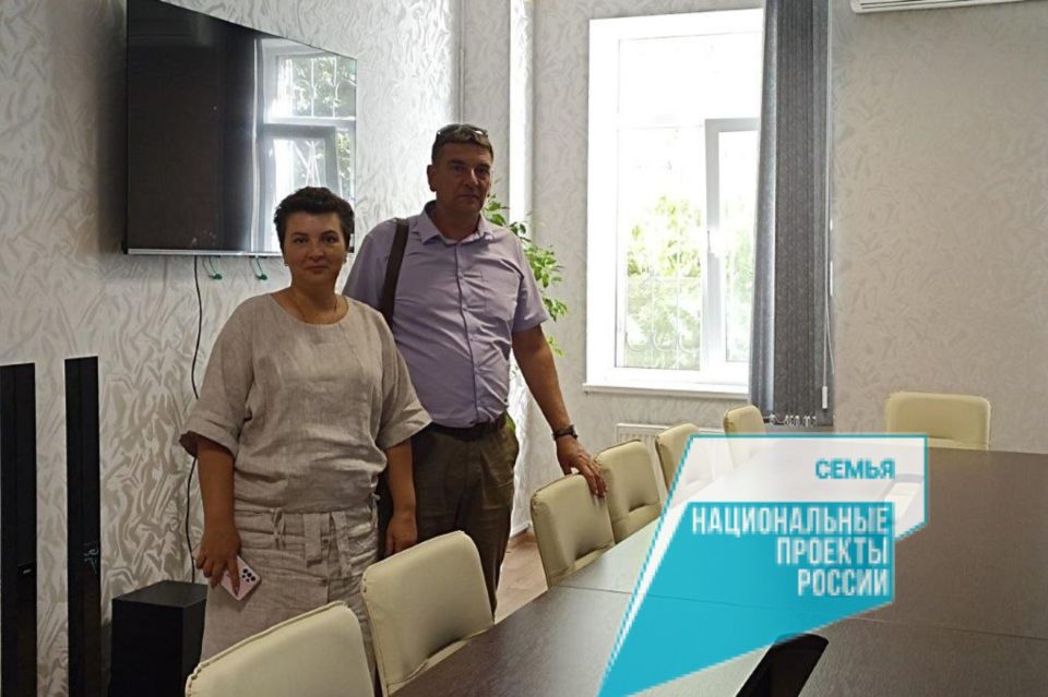 Максим Теряев посетил отделение «Активного долголетия» в Алуште