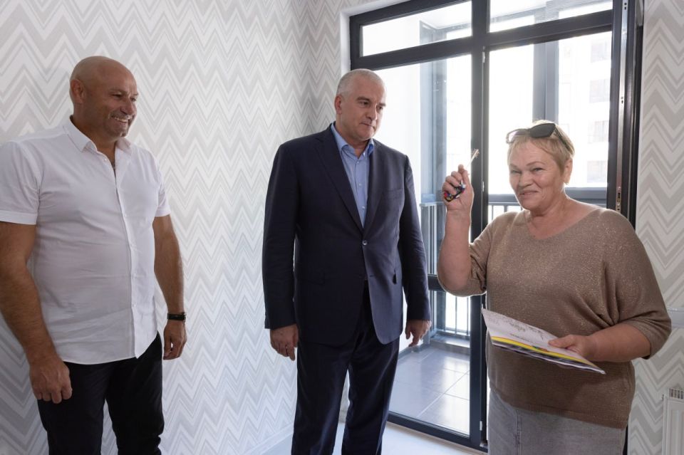 Сергей Аксёнов: Сегодня новоселье празднуют 18 семей, переселяемых из аварийного жилищного фонда городов Симферополь, Саки, Керчь, Белогорск, Судак и пгт Новофедоровка Сергей Аксёнов: Сегодня новоселье празднуют 18 семей, переселяемых из аварийного жилищного фонда городов Симферополь, Саки, Керчь, Белогорск, Судак и пгт Новофедоровка