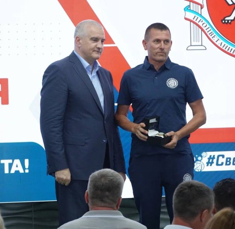 Ольга Торубарова: Глава Республики Крым Сергей Валерьевич Аксёнов поздравил тренеров и сотрудников Академии Футбола Крыма с пятилетием и вручил заслуженные награды
