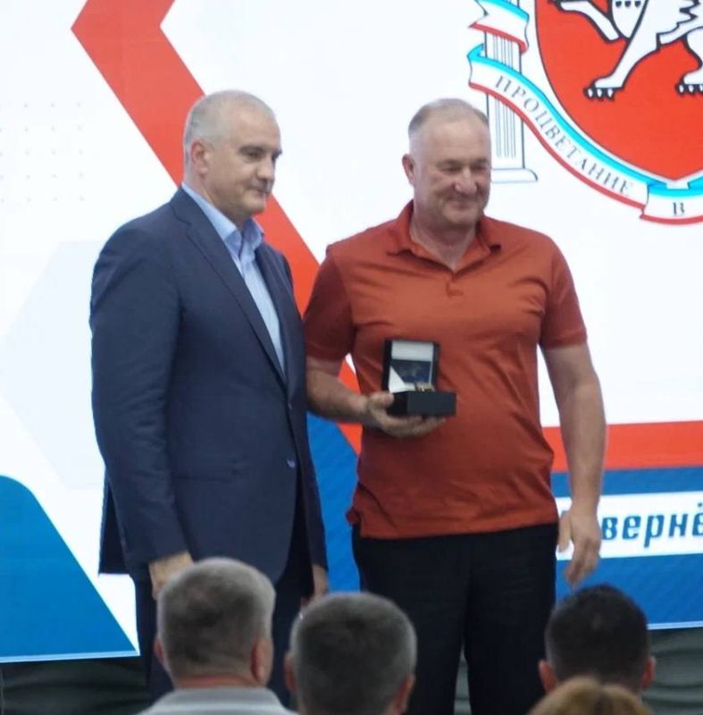Ольга Торубарова: Глава Республики Крым Сергей Валерьевич Аксёнов поздравил тренеров и сотрудников Академии Футбола Крыма с пятилетием и вручил заслуженные награды Ольга Торубарова: Глава Республики Крым Сергей Валерьевич Аксёнов поздравил тренеров и сотрудников Академии Футбола Крыма с пятилетием и вручил заслуженные награды