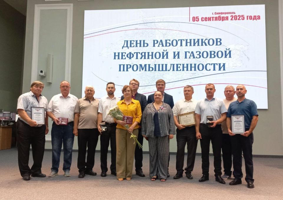 Глава Республики Крым торжественно вручил награды лучшим работникам нефтегазовой отрасли региона Глава Республики Крым торжественно вручил награды лучшим работникам нефтегазовой отрасли региона