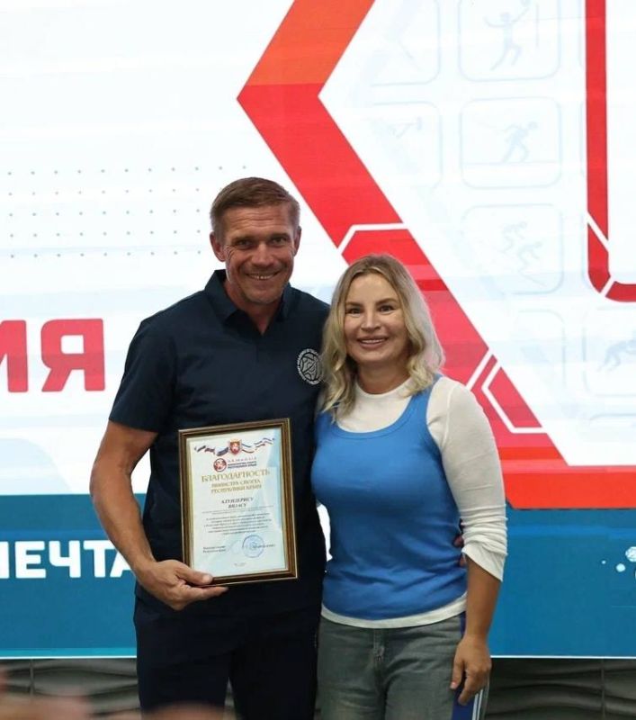 Ольга Торубарова: Поздравила Академию Футбола Крыма с первым юбилеем и вручила сотрудникам ведомственные награды