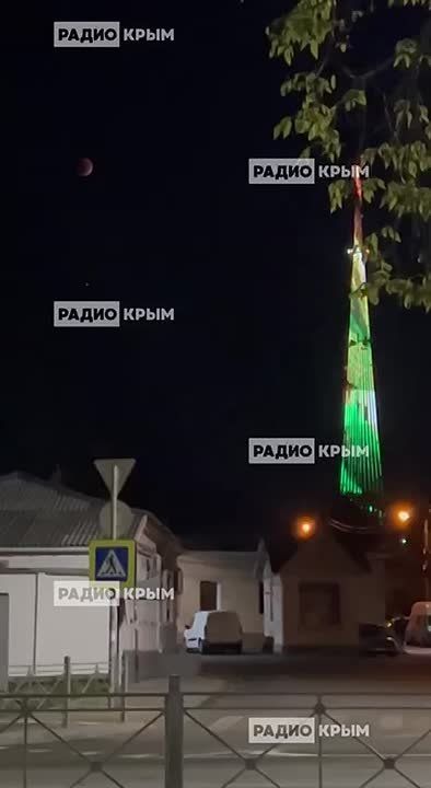 Крымчане наблюдают за лунным затмением