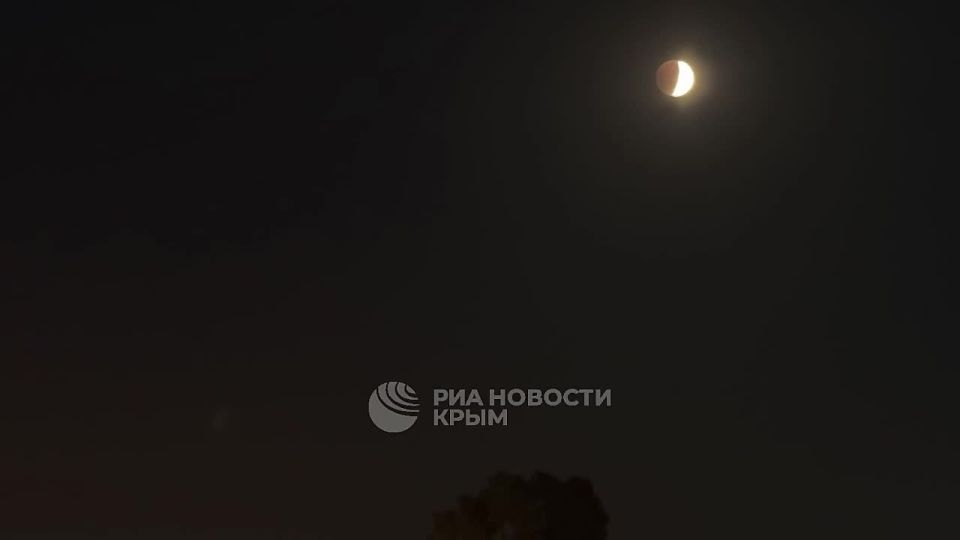 Еще кадры лунного затмения в Крыму