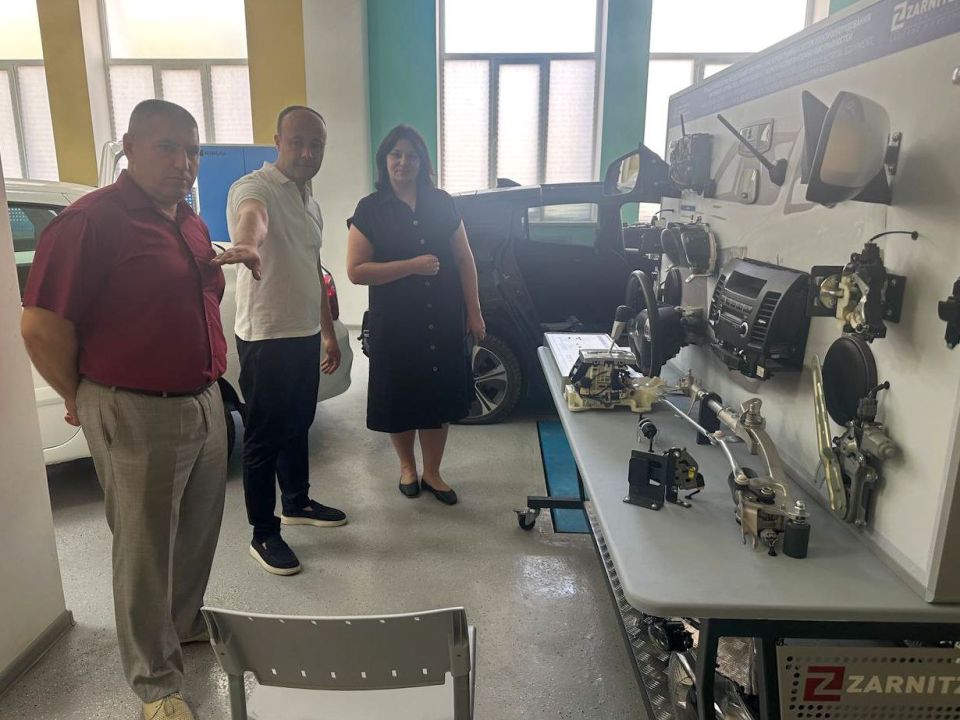 Заместитель министра промышленности и торговли Республики Крым Ирина Фролова провела рабочую встречу с представителями Симферопольского автотранспортного техникума Заместитель министра промышленности и торговли Республики Крым Ирина Фролова провела рабочую встречу с представителями Симферопольского автотранспортного техникума