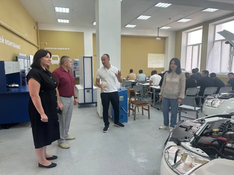 Заместитель министра промышленности и торговли Республики Крым Ирина Фролова провела рабочую встречу с представителями Симферопольского автотранспортного техникума Заместитель министра промышленности и торговли Республики Крым Ирина Фролова провела рабочую встречу с представителями Симферопольского автотранспортного техникума