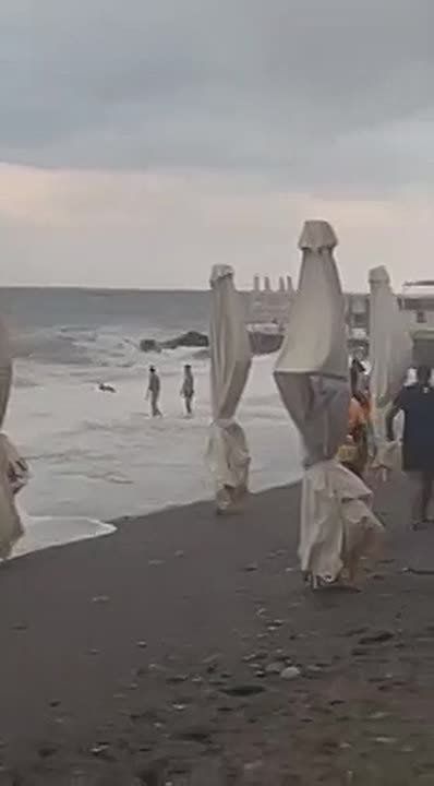 В Алуште волна затянула женщину в море, которая отдыхала на краю пляжа во время шторма