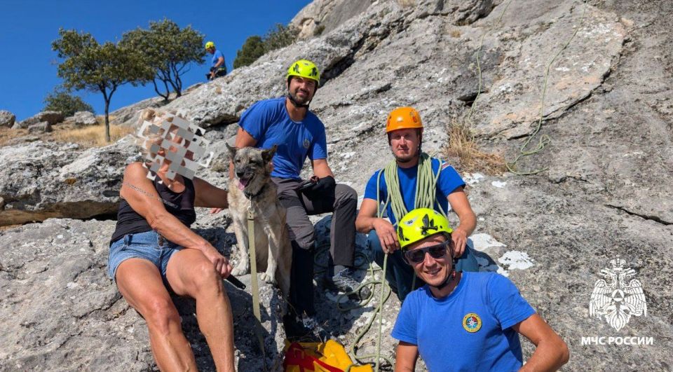 В горах Судака застряла женщина с собакой