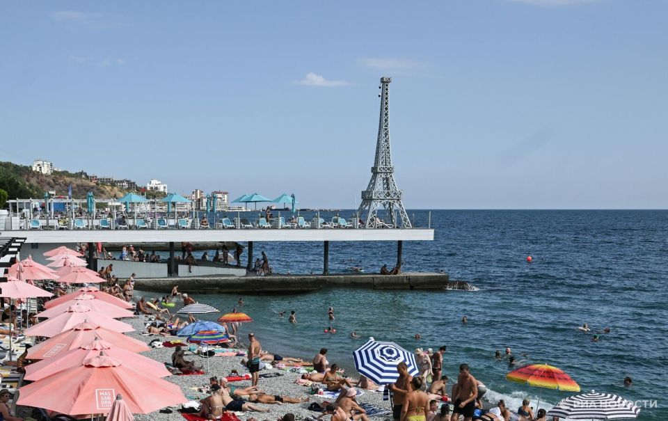 В Крыму из-за шторма закрыли пляжи