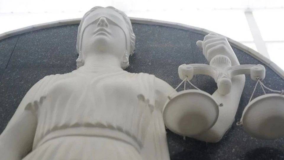 В Севастополе женщина едва не заколола своего знакомого шампуром: ее будут судить