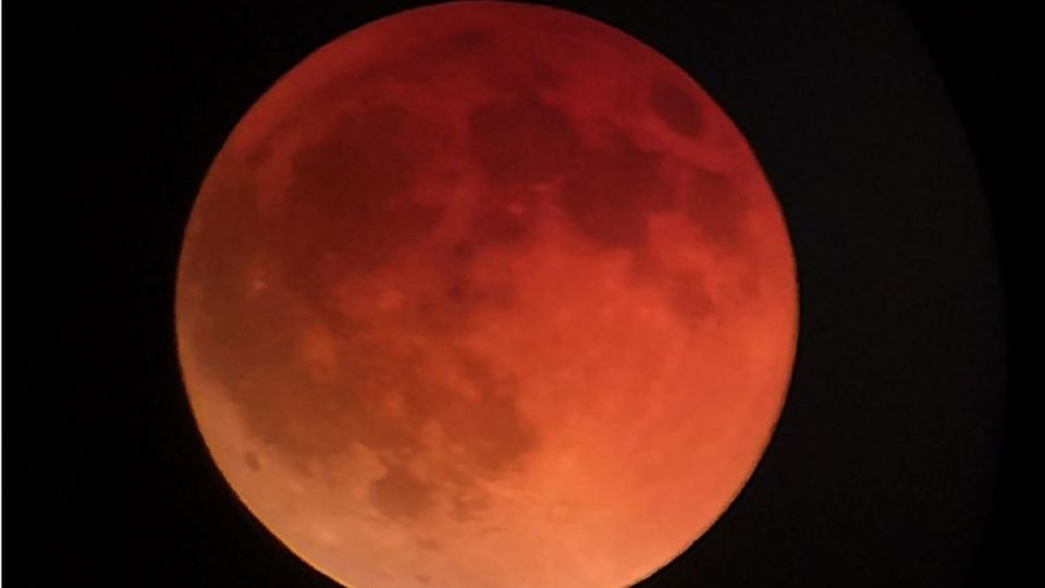 Засняли и затмение, и необычный цвет: самые эффектные фото кровавой Луны над Крымом