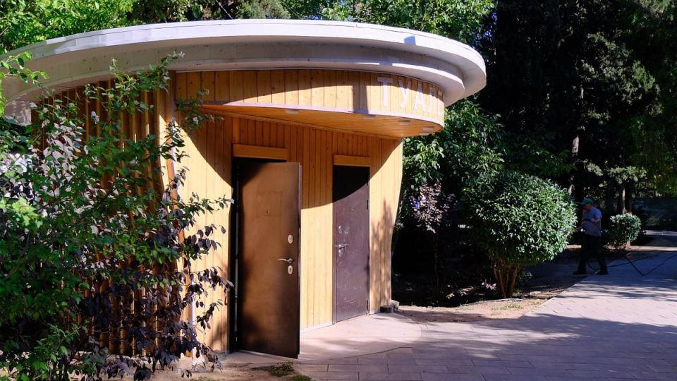 Павленко: подростки устраивают погромы в общественных туалетах Ялты