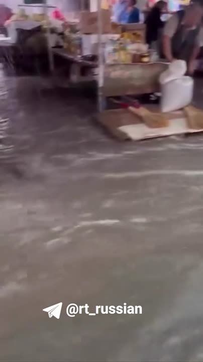 Продавцы пытаются спасти товары: в крымском Белогорске городской рынок после дождя накрыло мощным потоком воды