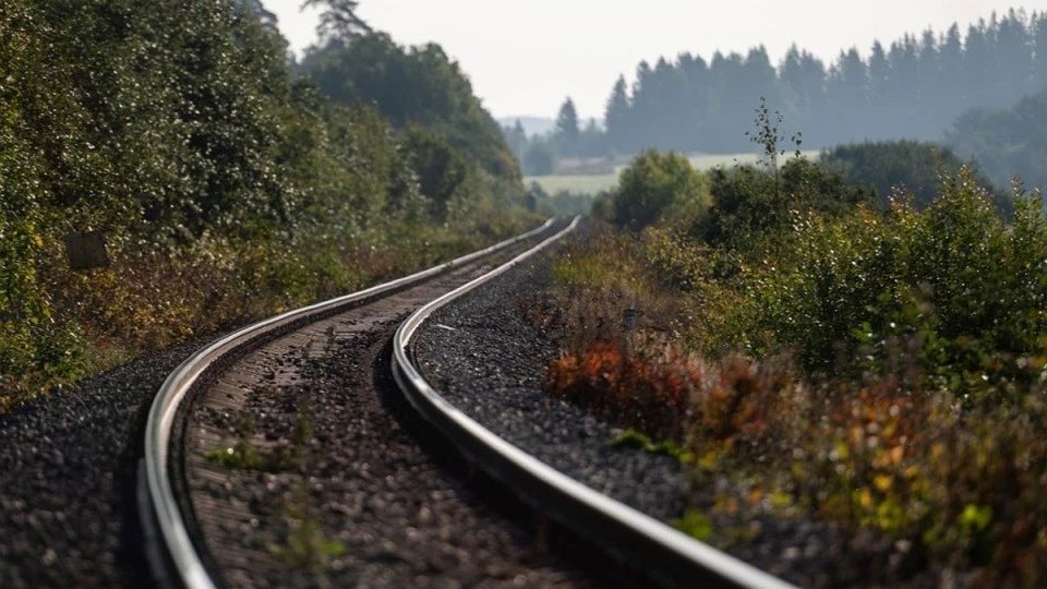 Хотел сократить путь, но погиб: под Симферополем поезд насмерть сбил подростка