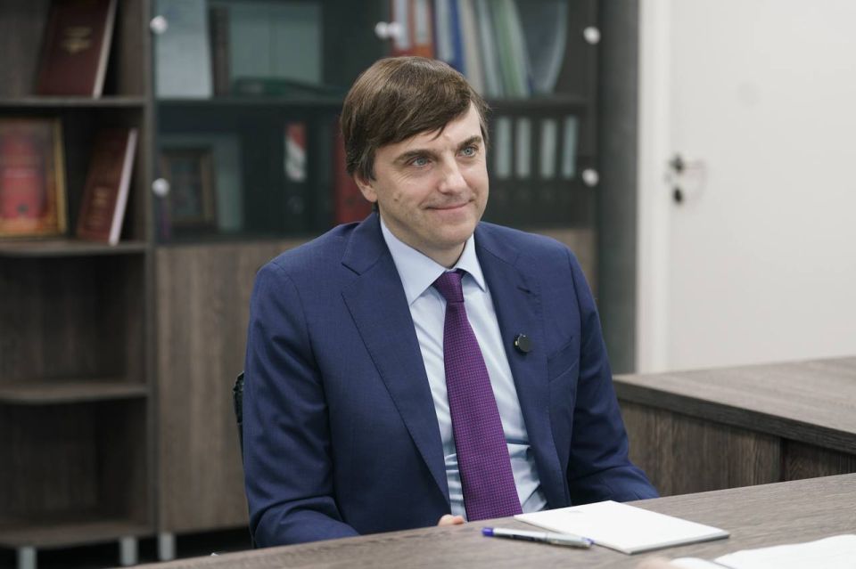 Михаил Развожаев: В гимназии № 10 имени Героя Советского Союза Ефимова Мирона Ефимовича провели с министром просвещения Сергеем Сергеевичем Кравцовым двустороннюю встречу Михаил Развожаев: В гимназии № 10 имени Героя Советского Союза Ефимова Мирона Ефимовича провели с министром просвещения Сергеем Сергеевичем Кравцовым двустороннюю встречу