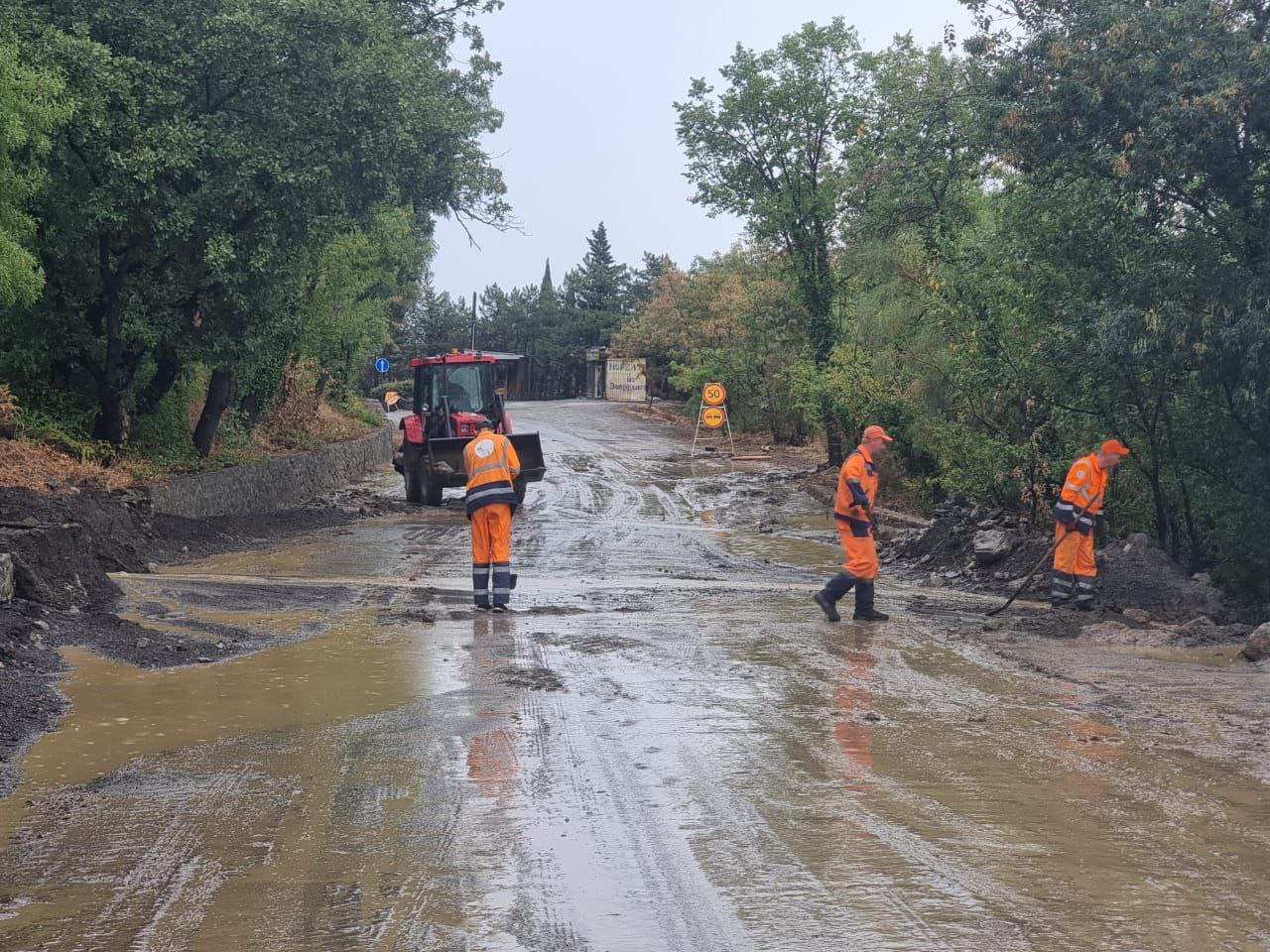 Под Алуштой сошёл сель в районе села Запрудное Под Алуштой сошёл сель в районе села Запрудное