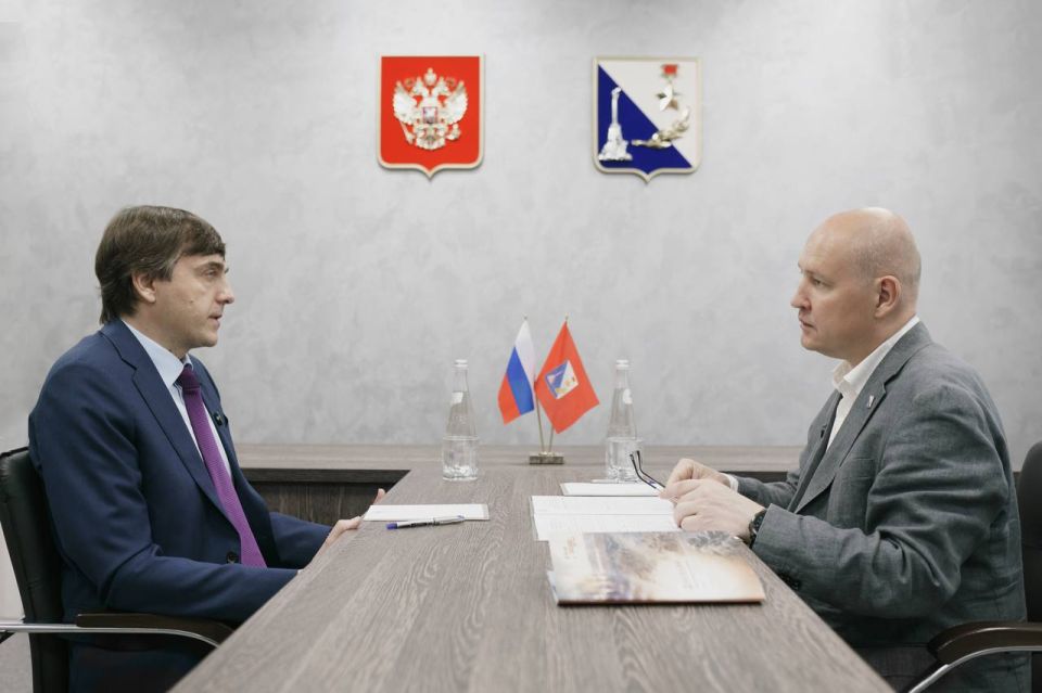 Михаил Развожаев: В гимназии № 10 имени Героя Советского Союза Ефимова Мирона Ефимовича провели с министром просвещения Сергеем Сергеевичем Кравцовым двустороннюю встречу Михаил Развожаев: В гимназии № 10 имени Героя Советского Союза Ефимова Мирона Ефимовича провели с министром просвещения Сергеем Сергеевичем Кравцовым двустороннюю встречу