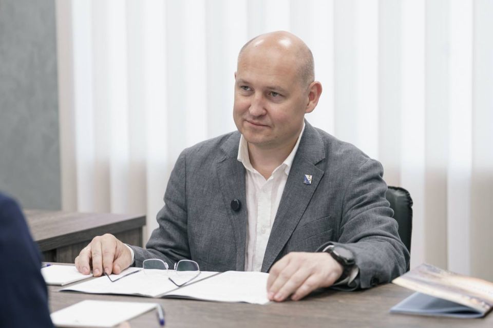 Михаил Развожаев: В гимназии № 10 имени Героя Советского Союза Ефимова Мирона Ефимовича провели с министром просвещения Сергеем Сергеевичем Кравцовым двустороннюю встречу Михаил Развожаев: В гимназии № 10 имени Героя Советского Союза Ефимова Мирона Ефимовича провели с министром просвещения Сергеем Сергеевичем Кравцовым двустороннюю встречу