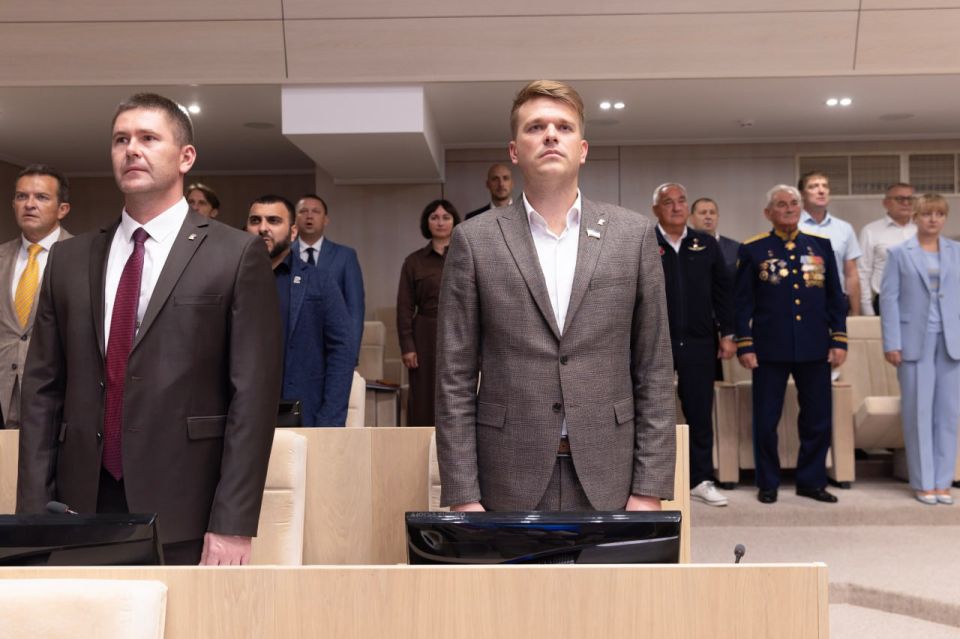 Сергей Аксёнов: Среди главных задач, которые стоят перед органами власти республики, – не только максимальная консолидация общества, но и особое внимание к проблемам и нуждам каждого жителя Крыма, помощь каждому конкретному... Сергей Аксёнов: Среди главных задач, которые стоят перед органами власти республики, – не только максимальная консолидация общества, но и особое внимание к проблемам и нуждам каждого жителя Крыма, помощь каждому конкретному...