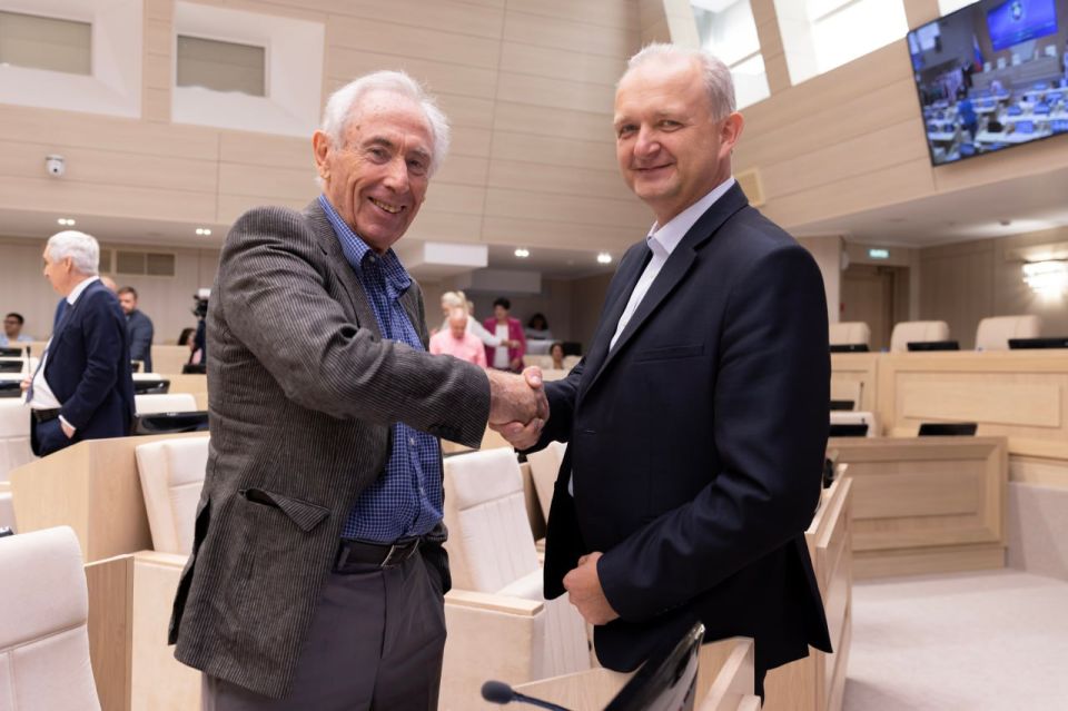 Сергей Аксёнов: Среди главных задач, которые стоят перед органами власти республики, – не только максимальная консолидация общества, но и особое внимание к проблемам и нуждам каждого жителя Крыма, помощь каждому конкретному... Сергей Аксёнов: Среди главных задач, которые стоят перед органами власти республики, – не только максимальная консолидация общества, но и особое внимание к проблемам и нуждам каждого жителя Крыма, помощь каждому конкретному...