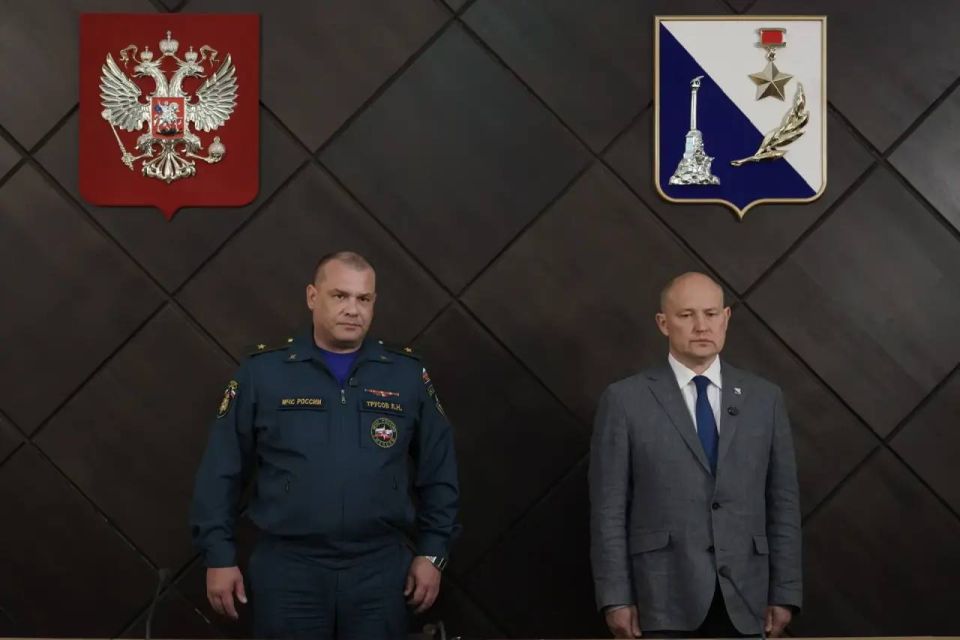 Михаил Развожаев: Сегодня передал государственные награды семьям сотрудников МЧС России Сергея Александровича Иванова и Решата Пиратовича Медиева, погибших в ходе миссии по разминированию территории Курской области Михаил Развожаев: Сегодня передал государственные награды семьям сотрудников МЧС России Сергея Александровича Иванова и Решата Пиратовича Медиева, погибших в ходе миссии по разминированию территории Курской области