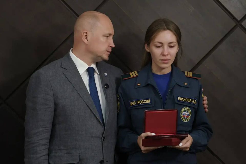 Михаил Развожаев: Сегодня передал государственные награды семьям сотрудников МЧС России Сергея Александровича Иванова и Решата Пиратовича Медиева, погибших в ходе миссии по разминированию территории Курской области Михаил Развожаев: Сегодня передал государственные награды семьям сотрудников МЧС России Сергея Александровича Иванова и Решата Пиратовича Медиева, погибших в ходе миссии по разминированию территории Курской области
