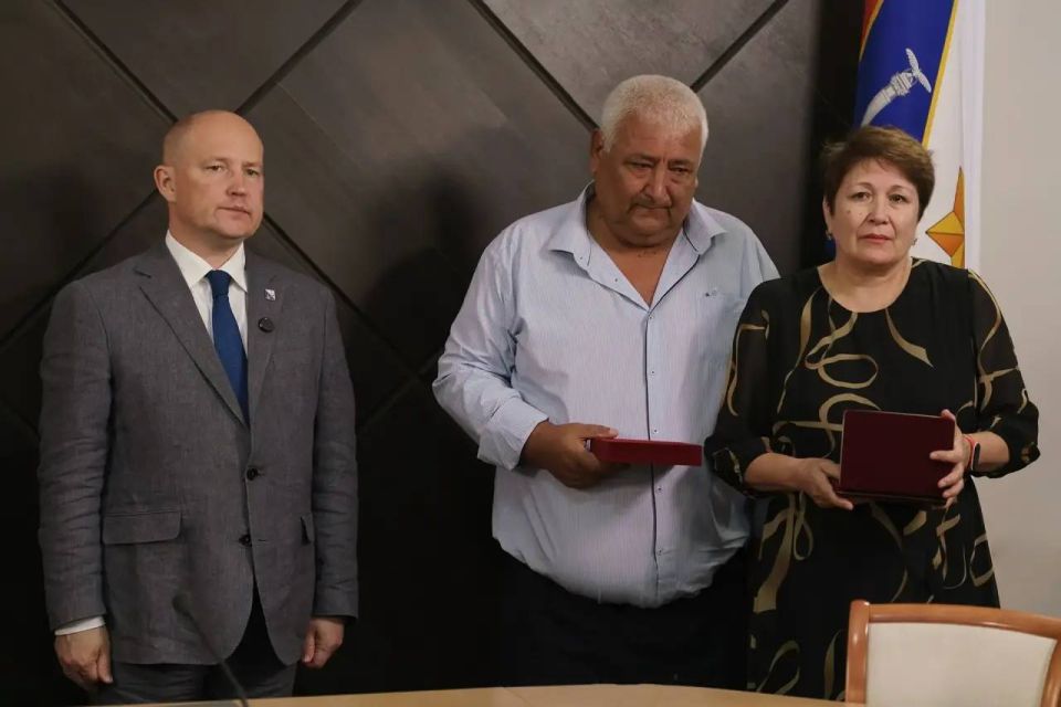 Михаил Развожаев: Сегодня передал государственные награды семьям сотрудников МЧС России Сергея Александровича Иванова и Решата Пиратовича Медиева, погибших в ходе миссии по разминированию территории Курской области Михаил Развожаев: Сегодня передал государственные награды семьям сотрудников МЧС России Сергея Александровича Иванова и Решата Пиратовича Медиева, погибших в ходе миссии по разминированию территории Курской области