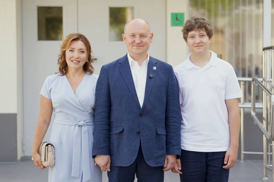 Михаил Развожаев: Сегодня вместе с супругой и сыном пришел голосовать на свой участок в 39-й школе