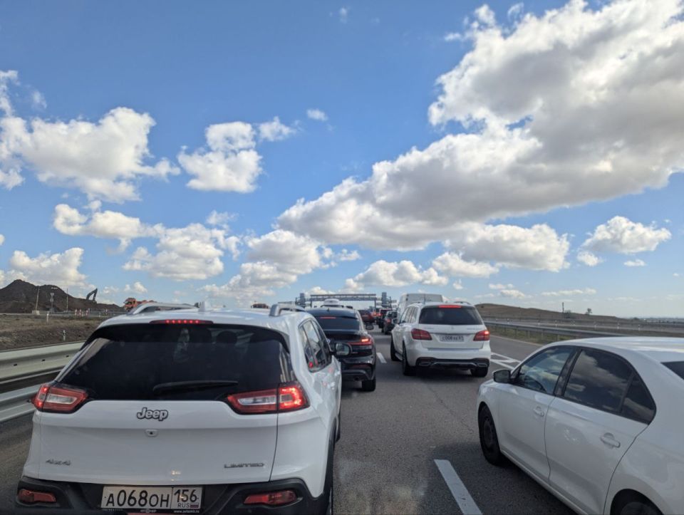 Пробка перед Крымским мостом растянулась на 10 километров