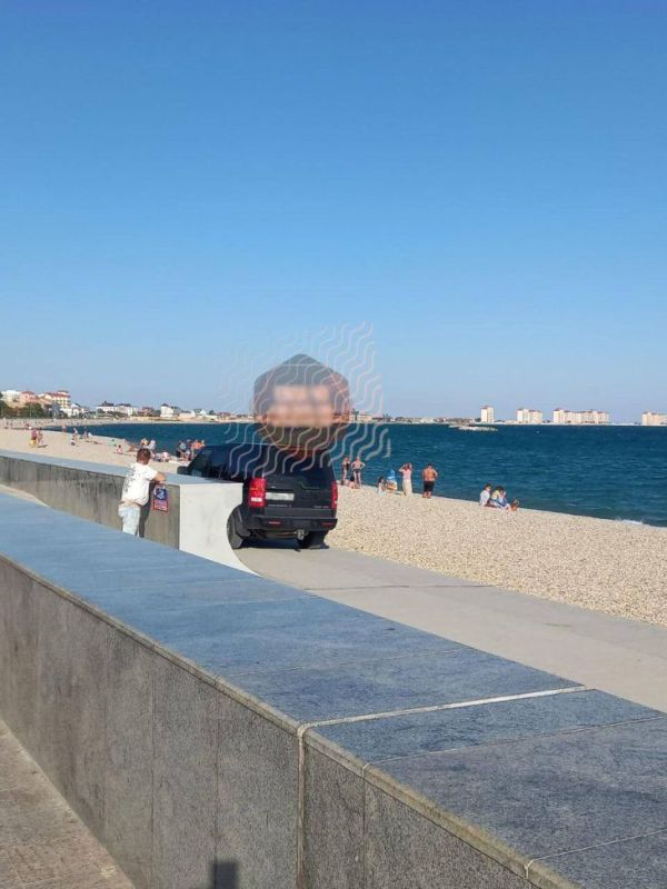 В Евпатории водителя «Лэнд Ровера» наказали за езду по пешеходной зоне набережной