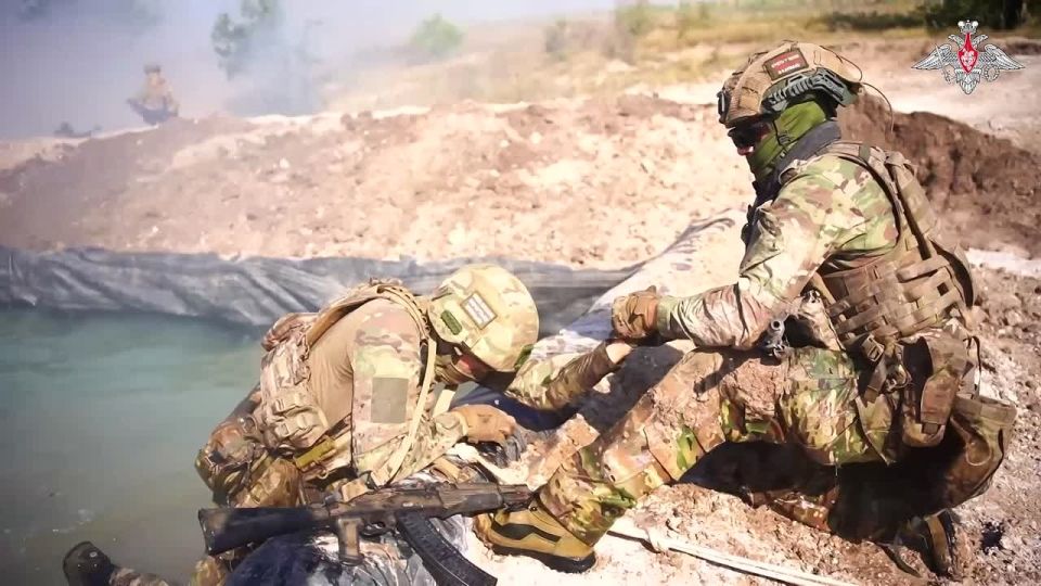 Минобороны России: Штурмовики 27-й отдельной гвардейской мотострелковой Севастопольской бригады группировки войск «Запад» проходят стрессовую подготовку на специально оборудованной «психологический полосе» в одном из тыловых...