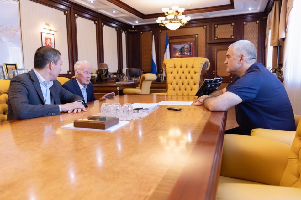 Сергей Аксёнов: С ректором Крымского инженерно-педагогического университета имени Февзи Якубова Чингизом Февзиевичем Якубовым и заслуженным деятелем науки и техники Российской Федерации, профессором Брянского...